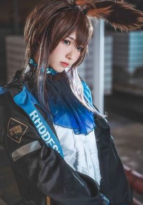 老扒抱着陈红走进卧室演员表_蓝光电影在线观看